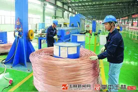 蓝图重彩绘 春色倍还人图片