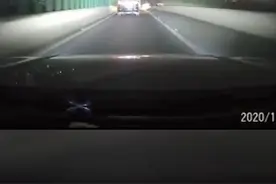 广东高速一小车跟车开远光灯，前车用爆闪方式回击，网友：常识问题图片