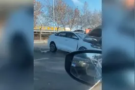 15秒丨滨州一白色轿车撞上隔离带 现场一片狼藉视频封面