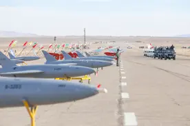 苏莱曼尼遇袭一周年之际，伊朗数百架国产无人机大演习，还能空对空？图片