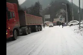 大雪路段请慢行！市民开车上光雾山看雪，刚出隧道因雪大路滑撞上护栏图片