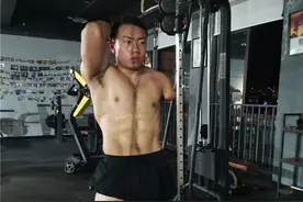 有梦想谁都了不起！有六块腹肌还能单手做引体向上，断臂小伙变身健身达人图片