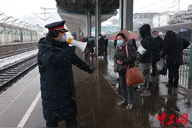 安徽宿州火车站冒雪集结扫雪除冰保安全畅通图片