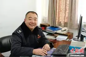 一女子落水 杭州富阳六旬老党员跳江救人图片