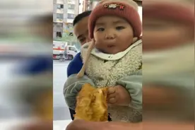38秒丨快狠准！萌娃“精准”抓油条入嘴 宝爸：他就喜欢吃的东西视频封面