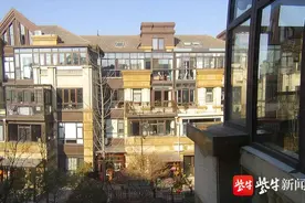 别墅主人报警：对面人家门上挂着剪刀和镜子，影响我家风水图片