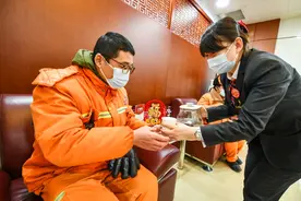 寒潮天，这个银行里的“歇脚地儿”让西站环卫工身暖心更暖图片