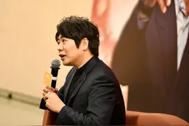 郎朗在上海回应争议：别看“腰”了，看才华图片