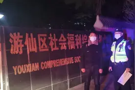 江苏男子赴四川绵阳向女友求婚被拒 1个月花光积蓄流落街头图片