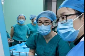 胎儿大量胸腔积液压迫肺部 医生在妈妈肚子上扎了一针……图片