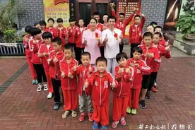 助养了120多个孩子之后，“爱心爸爸”迎来了自己的儿子......图片