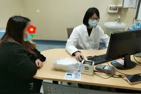 小伙每天洗澡出事了！全身没有一块皮肤好的！医生：近期高发，别用错了肥皂图片