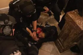 特朗普女支持者在国会被枪杀：中弹后从高处摔落 口吐鲜血图片