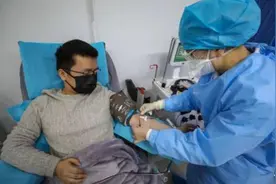 武汉首位捐献血浆的医生讲述：回归平静的“热血群”图片