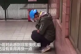 外卖小哥送餐发现屋内老人离世，崩溃痛哭：我来太晚图片