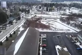 美国一男子用无人机给警察送甜甜圈 感谢其辛勤工作图片