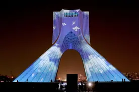 伊朗德黑兰地标建筑亮灯 纪念一年前乌克兰航班遇难者图片