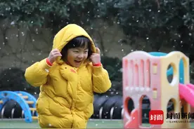 2021年成都第一场雪，没见过雪的南方孩子疯狂了图片