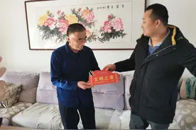 齐鲁好风尚｜娘家父亲不能自理，婆家公公日夜守护图片
