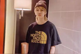 爷青回！鹿晗晒金发自拍照 一如既往优越的颜值图片