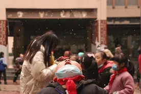 张大嘴吃“糖”！南方小朋友赏雪的快乐溢出屏幕图片
