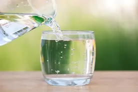 中医说的“多喝热水”是指多少度？视频封面