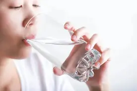 用错水杯等于喝“毒”！玻璃杯、不锈钢杯……最安全的水杯居然是？图片