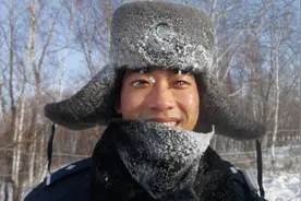 中俄边境民警-40℃踏雪巡逻，帽子挂满白霜视频封面