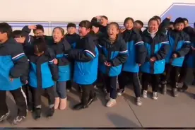 小学生遇武警拉练变大型追星现场！这才是我们要追的星图片
