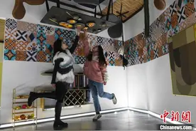 重庆：“颠倒屋”吸引参观者一探究竟图片
