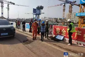 协商工伤补偿未果，深圳一女工爬吊塔，街道出手解纠纷图片