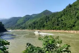 严格人员进出，严禁走亲访友！云南勐腊抵边村寨实行24小时封闭管理图片