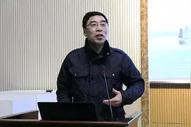 21岁任副校长，执教38年，高校校长大肆敛财包情妇被双开图片