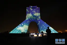 德黑兰自由塔亮灯悼念坠机事件遇难者图片