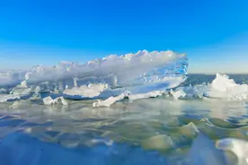 东营天鹅湖出现“波浪冰”奇观图片