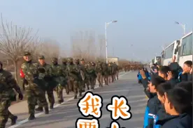 小学生路遇拉练战士秒成迷弟迷妹：长大以后要当兵视频封面