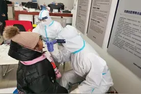 “阿姨，你的声音好像我妈妈！”懂事的小女孩哭了……图片