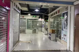 华强北“寒流”：美妆商铺近日大多闭店，商场遍布“打击走私”标语图片