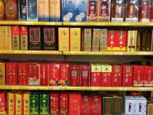 每天喝二两白酒真可以防治新冠肺炎吗？