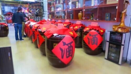 每天喝二两白酒真可以防治新冠肺炎吗？