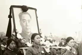 十里长街含泪相送！亲人披露周总理去世前后鲜为人知的往事视频封面