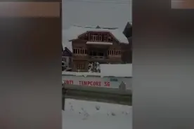 印度一座三层房子因积雪太重屋顶被压塌图片