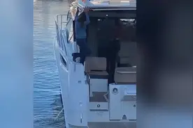 美国一名醉酒女子从游艇甲板上跌进海里图片
