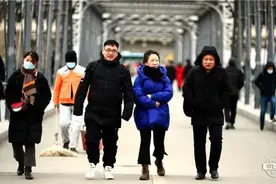 兰州街头行人冻到“全副武装”网友：我要进冰箱避寒……图片