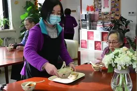 异地养老新举措，上海试点养老机构长护险照护向长三角延伸视频封面