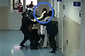 “救”女心切，女子想加号被医生拒绝大闹诊室视频封面