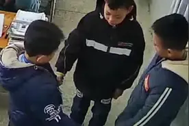 两男孩课间起冲突，老师罚他们牵手2分钟视频封面