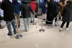 “加拿大鹅”进店要排2小时，THE NORTH FACE也断码断色了！羽绒服那么难买了么？图片