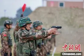 直击武警机动支队野营拉练：打好新年开训第一仗图片