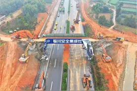 四川成乐高速16座上跨天桥拆除完毕 乐山至成都方向恢复通行图片
